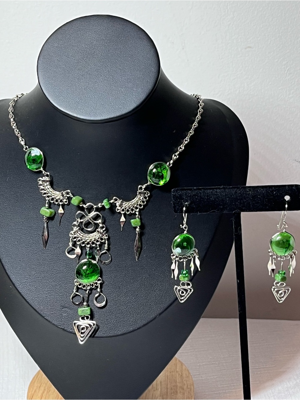 Green Glass & Silver Dangle Necklace and Earring Set
Wire wrapping
Intricate